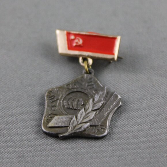 COPY - 1973 World Hockey Championship Pin - Team USSR - Medallion Pin Stamped G… - Picture 1 of 3